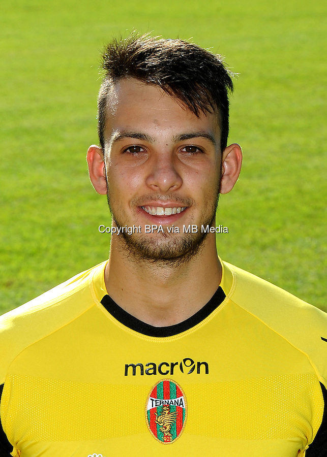 Classify northern Italian footballer Alberto Brignoli